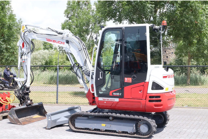 Takeuchi TB235-2 | TREE CUTTER | GRAB | TILT + 5 ATTACHMENTS - Máy xúc mini: hình 4 Takeuchi TB235-2 | TREE CUTTER | GRAB | TILT + 5 ATTACHMENTS - Máy xúc mini: hình 4