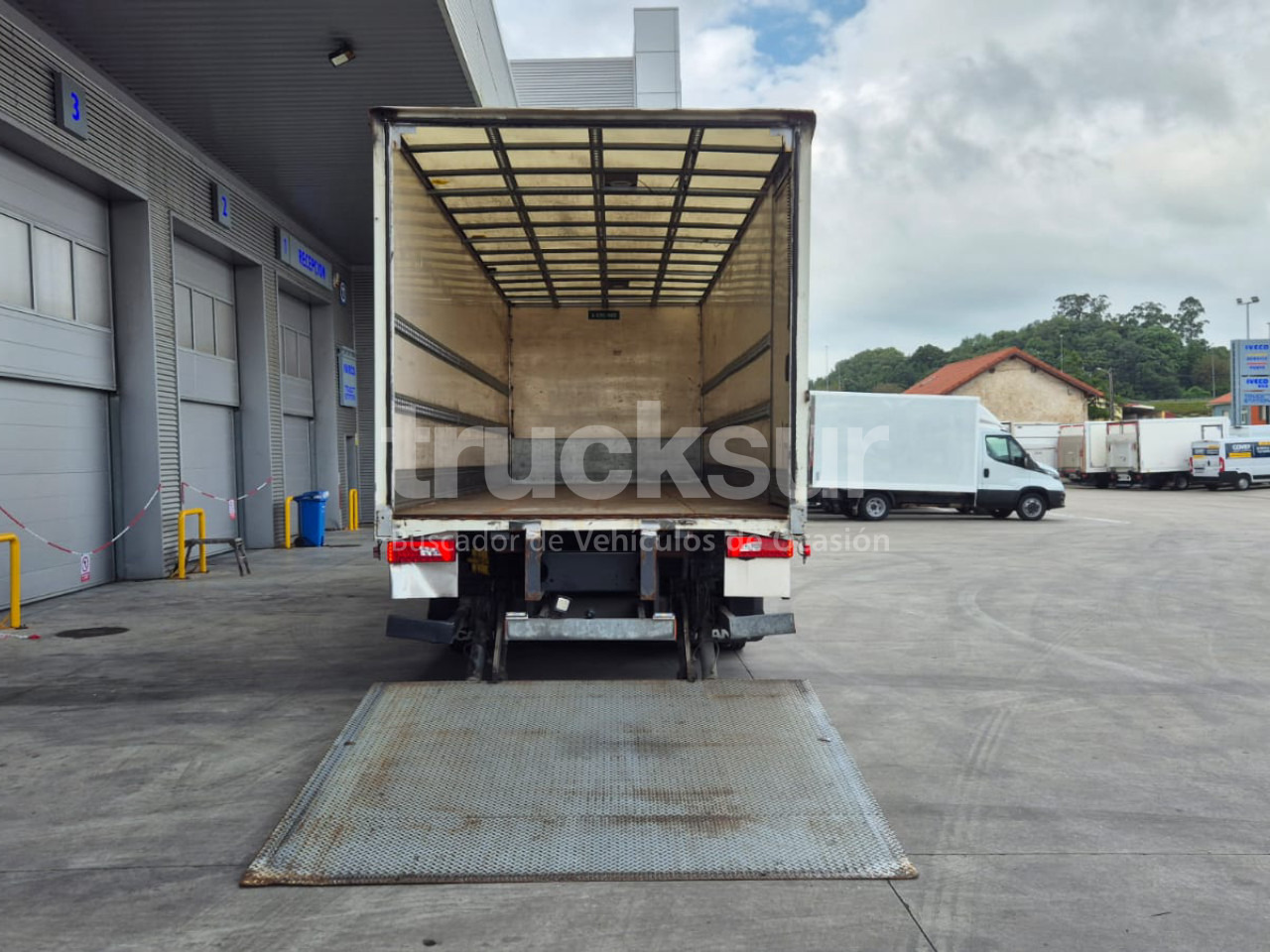 Xe tải thùng mui bạt SCANIA P320.26 ejes 6x2*4: hình 9