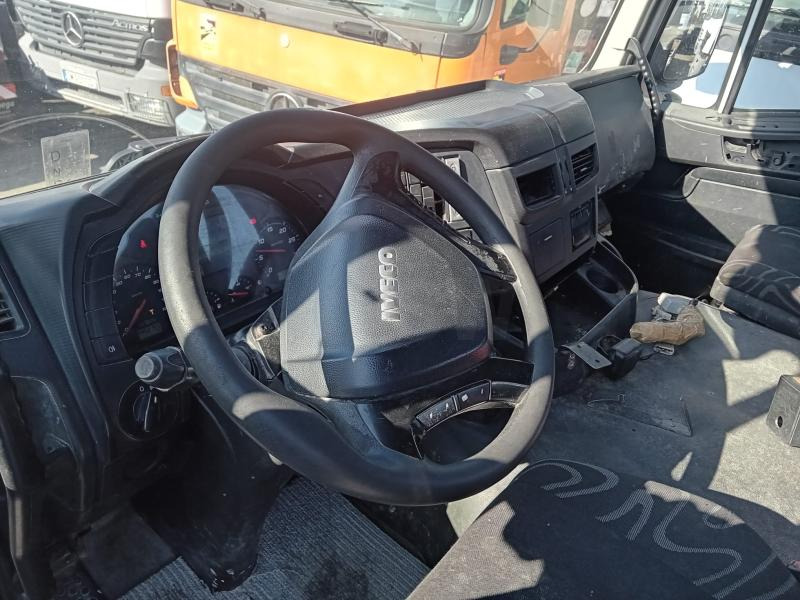 Iveco 330.36 - Xe tải nâng móc: hình 5 Iveco 330.36 - Xe tải nâng móc: hình 5