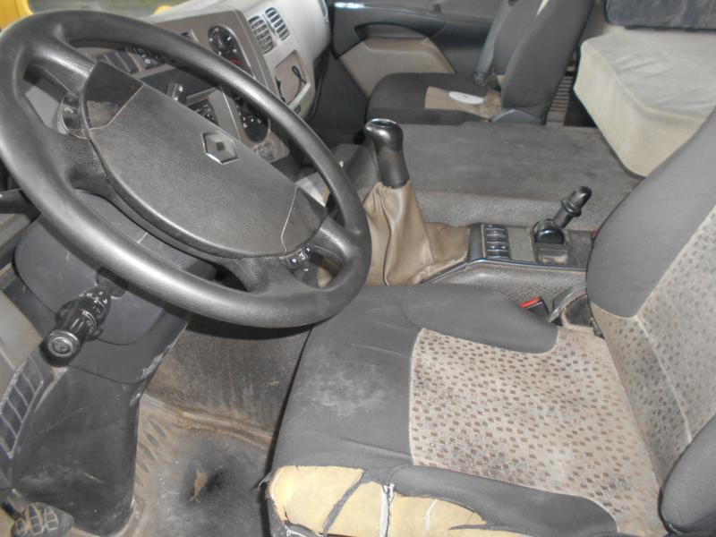 Interior photo 1: Xe tải thùng mui bạt Renault Premium 280 DXI Interior photo 1: Xe tải thùng mui bạt Renault Premium 280 DXI