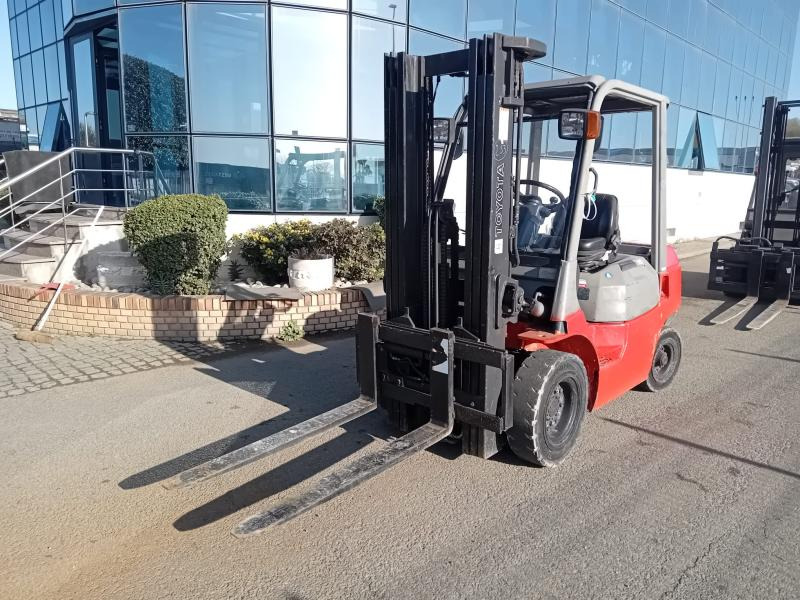 Toyota FD25 - Xe nâng diesel: hình 1 Toyota FD25 - Xe nâng diesel: hình 1