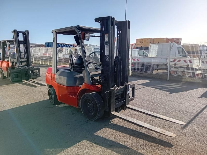 Toyota FD25 - Xe nâng diesel: hình 2 Toyota FD25 - Xe nâng diesel: hình 2