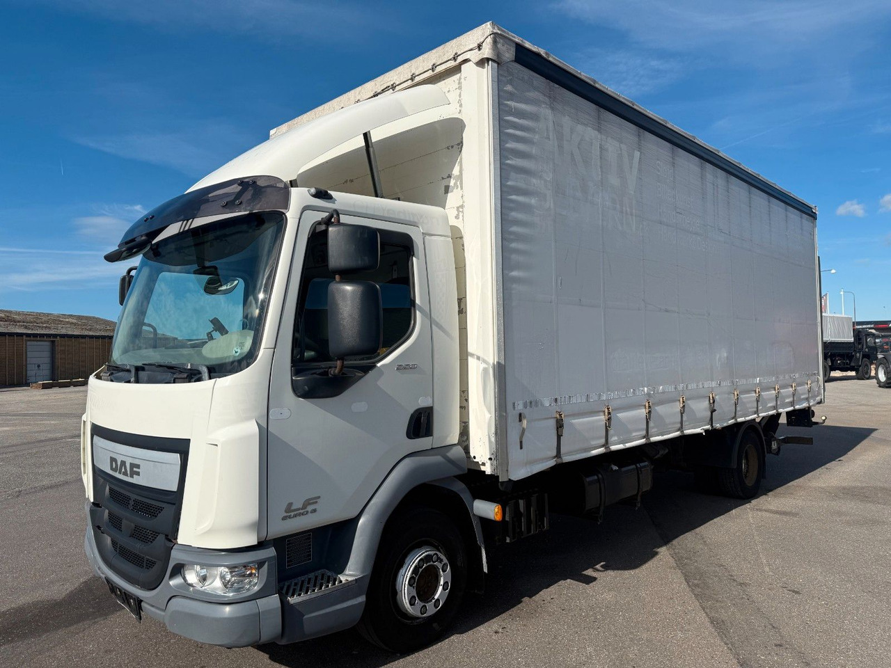 DAF LF 45 /220 4x2 Curtainsider and Taillift Euro 6 - Xe tải thùng mui bạt: hình 1 DAF LF 45 /220 4x2 Curtainsider and Taillift Euro 6 - Xe tải thùng mui bạt: hình 1