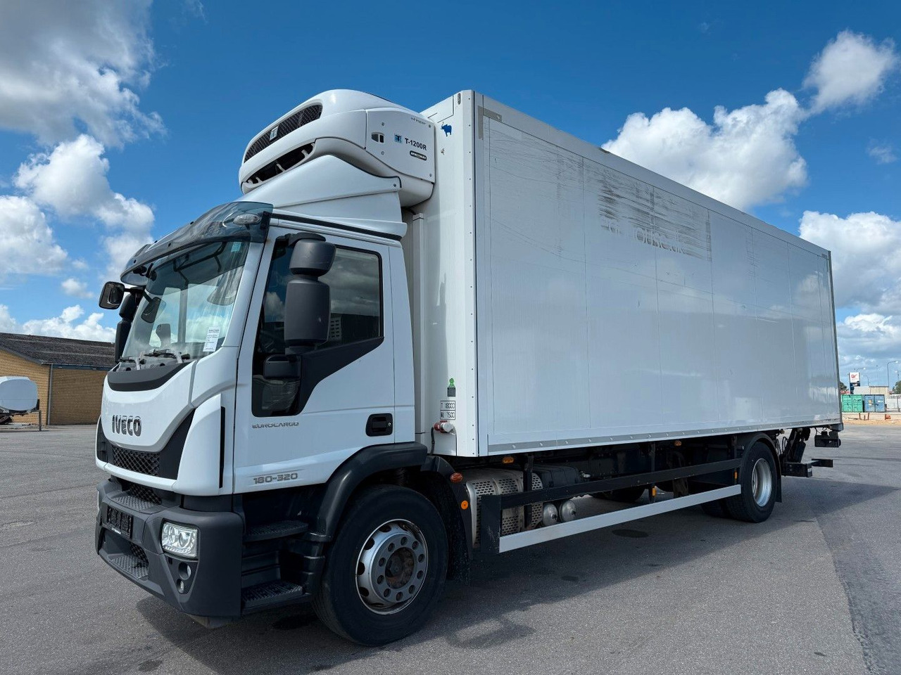 Iveco 180E32 4x2 Schmitz / Thermo King T-1200R Spectru Iveco 180E32 4x2 Schmitz / Thermo King T-1200R Spectru - Xe tải đông lạnh: hình 1 Iveco 180E32 4x2 Schmitz / Thermo King T-1200R Spectru Iveco 180E32 4x2 Schmitz / Thermo King T-1200R Spectru - Xe tải đông lạnh: hình 1