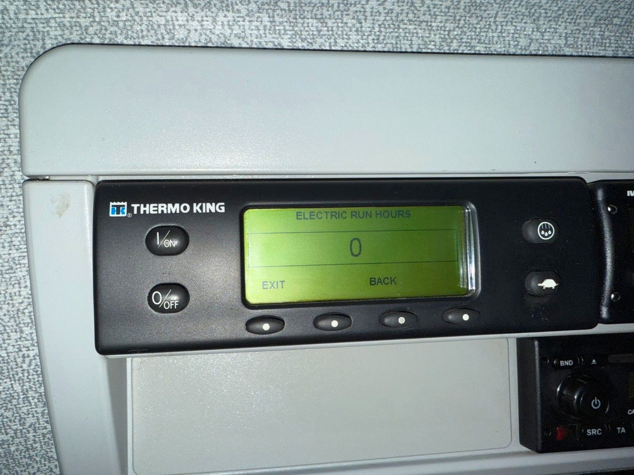 Xe tải đông lạnh Iveco 180E32 Schmitz / Thermo King T-1200R Spectrum Iveco 180E32 Schmitz / Thermo King T-1200R Spectrum: hình 22 Xe tải đông lạnh Iveco 180E32 Schmitz / Thermo King T-1200R Spectrum Iveco 180E32 Schmitz / Thermo King T-1200R Spectrum: hình 22