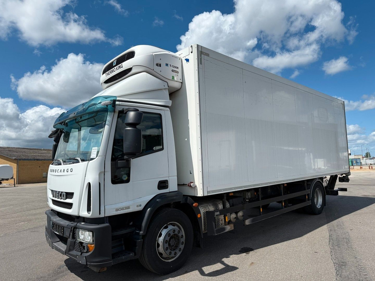 Iveco 180E32 Schmitz / Thermo King T-1200R Spectrum Iveco 180E32 Schmitz / Thermo King T-1200R Spectrum - Xe tải đông lạnh: hình 1 Iveco 180E32 Schmitz / Thermo King T-1200R Spectrum Iveco 180E32 Schmitz / Thermo King T-1200R Spectrum - Xe tải đông lạnh: hình 1