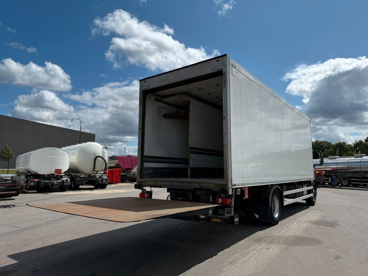 Xe tải đông lạnh Iveco 180E32 Schmitz / Thermo King T-1200R Spectrum Iveco 180E32 Schmitz / Thermo King T-1200R Spectrum: hình 11 Xe tải đông lạnh Iveco 180E32 Schmitz / Thermo King T-1200R Spectrum Iveco 180E32 Schmitz / Thermo King T-1200R Spectrum: hình 11