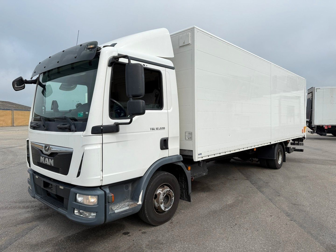 MAN TGL 12.220 4x2 Euro 6 Koffer - Xe tải hộp: hình 1 MAN TGL 12.220 4x2 Euro 6 Koffer - Xe tải hộp: hình 1