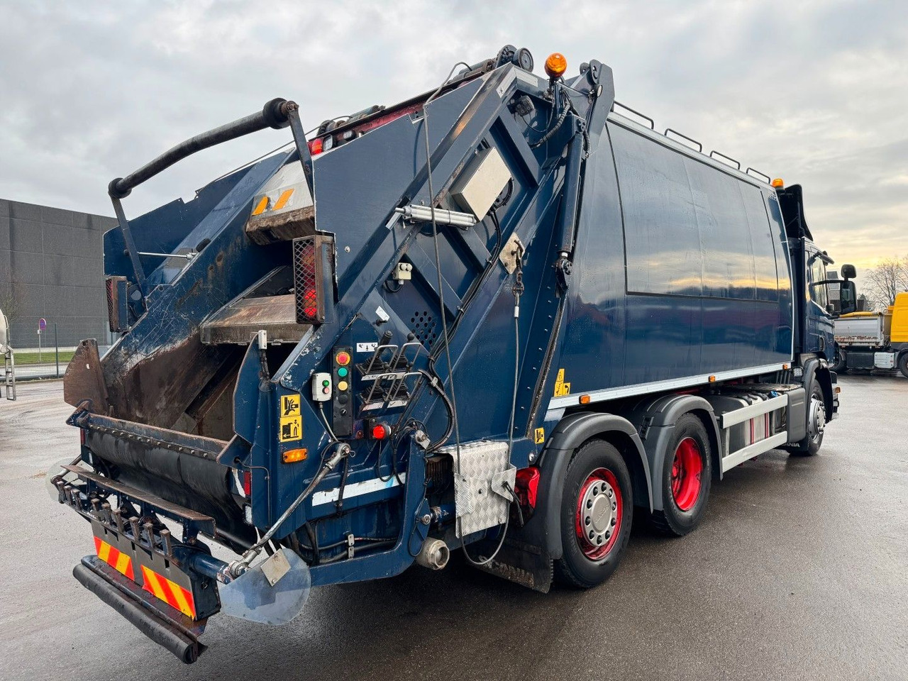 Scania P320 6x2*4 Euro 6 NTM 21 m3 - Xe tải chở rác: hình 3 Scania P320 6x2*4 Euro 6 NTM 21 m3 - Xe tải chở rác: hình 3