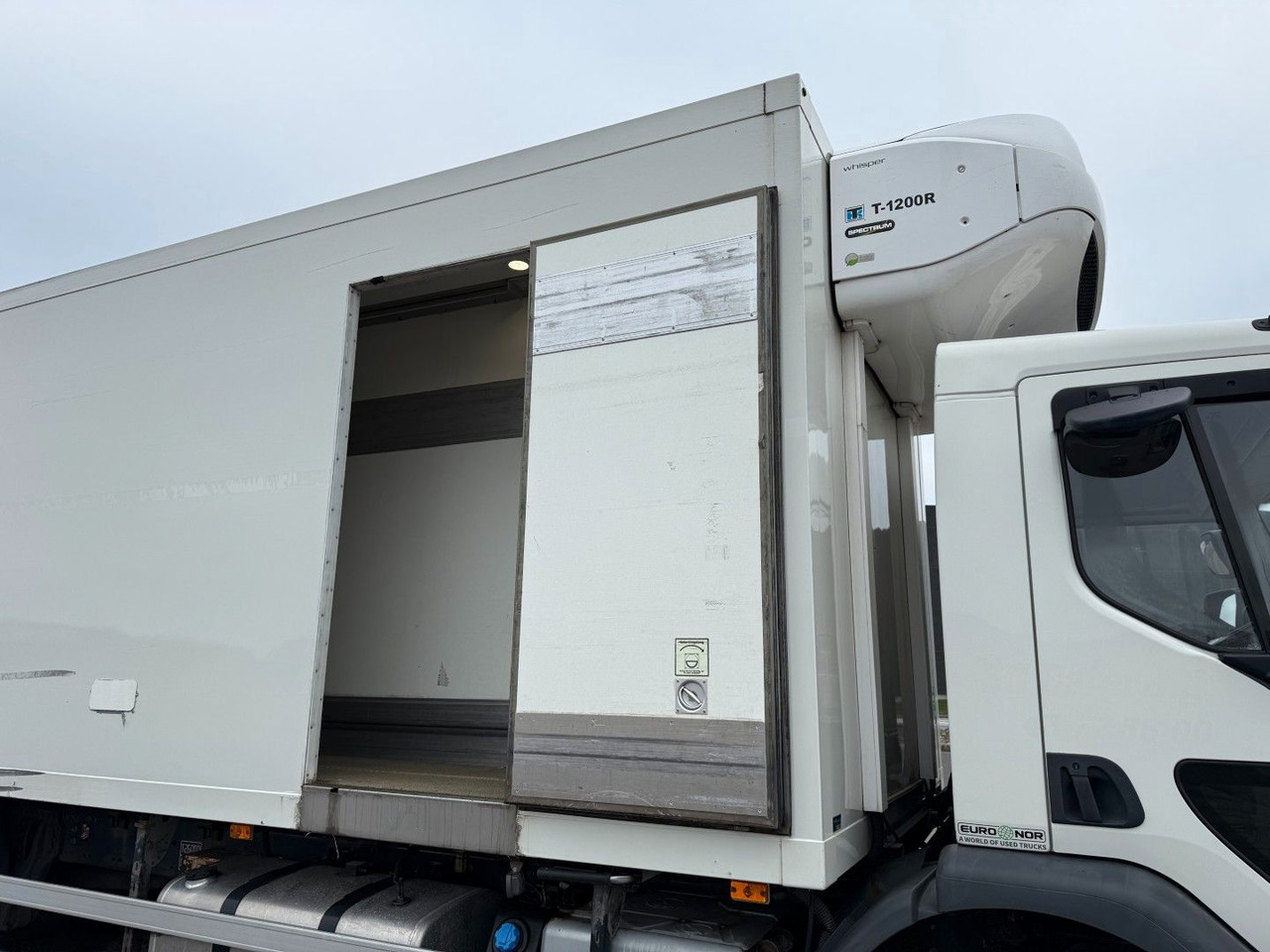 Volvo FE320 6x2*4 TK T1200-R Spectrum 9,80 m. koffer - Xe tải đông lạnh: hình 5 Volvo FE320 6x2*4 TK T1200-R Spectrum 9,80 m. koffer - Xe tải đông lạnh: hình 5