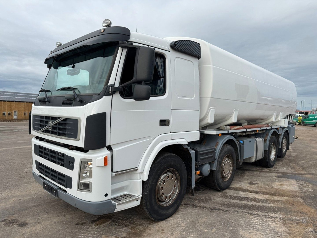 Volvo FM 440 8x2*6 24.000 l. ADR Tanktruck - Xe bồn: hình 1 Volvo FM 440 8x2*6 24.000 l. ADR Tanktruck - Xe bồn: hình 1