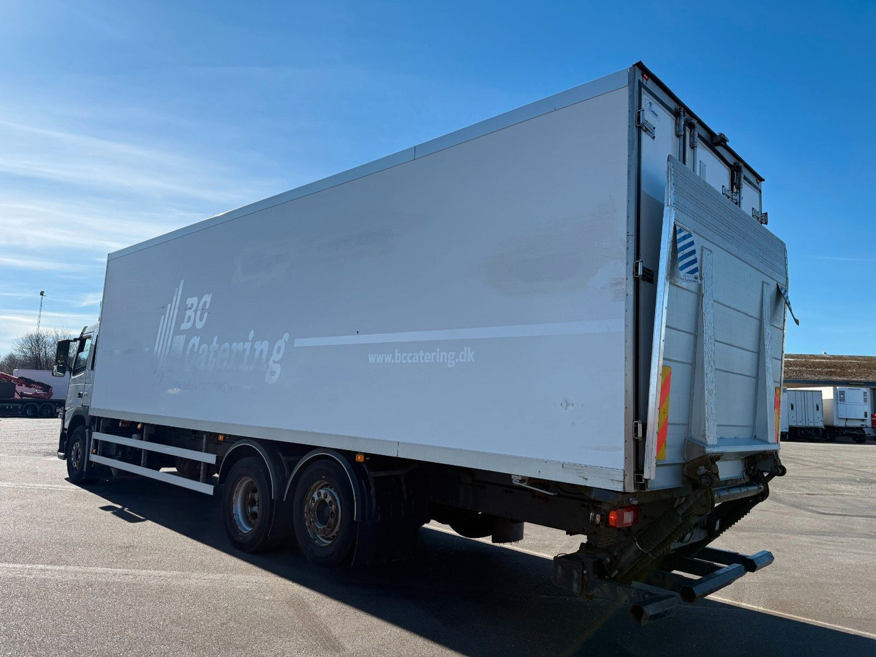 Volvo FM330 6x2*4 Carrier Supra 1250 Mt / 9.3 m Koffer - Xe tải đông lạnh: hình 4 Volvo FM330 6x2*4 Carrier Supra 1250 Mt / 9.3 m Koffer - Xe tải đông lạnh: hình 4