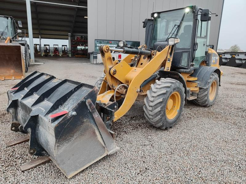 Caterpillar 908 M - Máy xúc lật bánh lốp: hình 2 Caterpillar 908 M - Máy xúc lật bánh lốp: hình 2