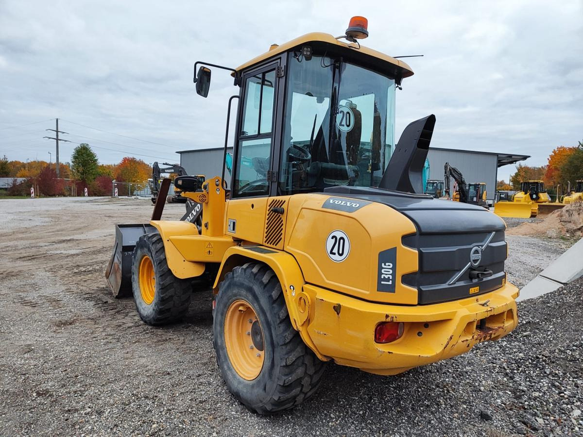 Volvo L30G - Máy xúc lật bánh lốp: hình 1 Volvo L30G - Máy xúc lật bánh lốp: hình 1