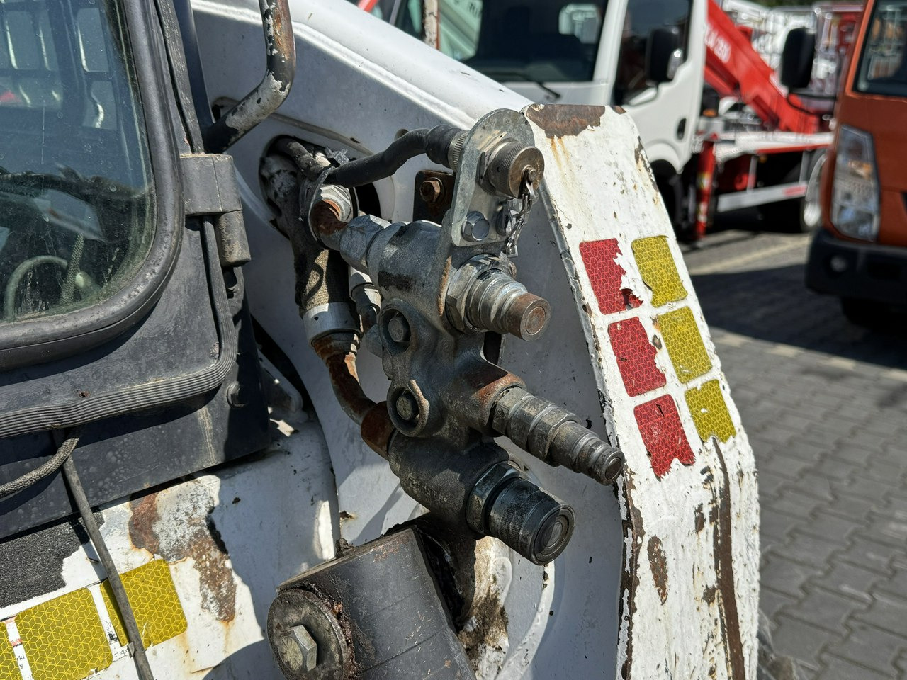 Bobcat S300 Joystick Mini Ładowarka Waga 3692kg - Máy xúc lật đa năng: hình 4 Bobcat S300 Joystick Mini Ładowarka Waga 3692kg - Máy xúc lật đa năng: hình 4