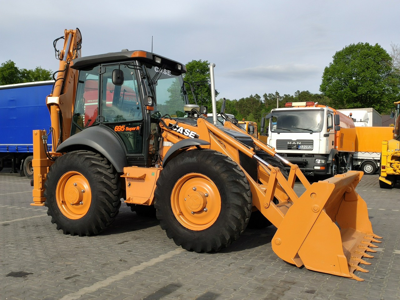 Case 695SR2-4PS - Máy xúc trước múc sau: hình 2 Case 695SR2-4PS - Máy xúc trước múc sau: hình 2