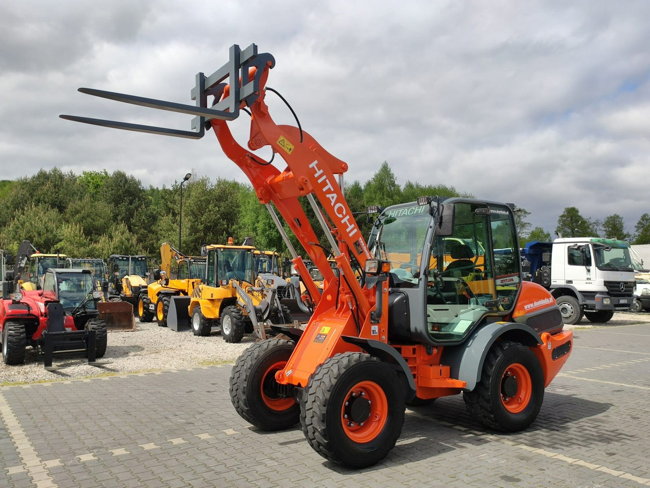 Hitachi ZW75 Wheel Loader Szybko-Złącze Widły Stan Bardzo Dobry - Máy xúc lật bánh lốp: hình 1 Hitachi ZW75 Wheel Loader Szybko-Złącze Widły Stan Bardzo Dobry - Máy xúc lật bánh lốp: hình 1