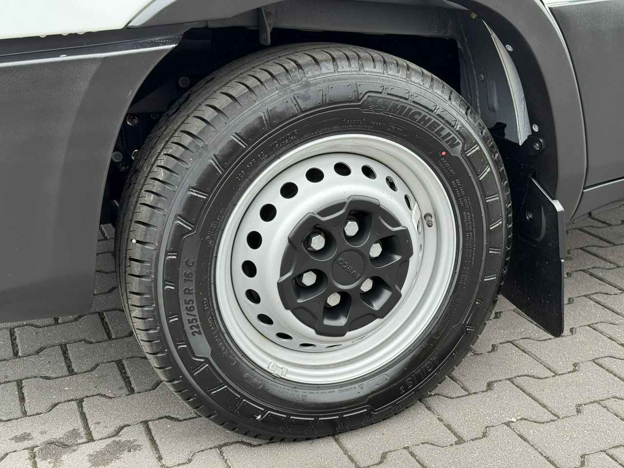 Iveco Daily 35S16 V - Xe van đông lạnh: hình 4 Iveco Daily 35S16 V - Xe van đông lạnh: hình 4