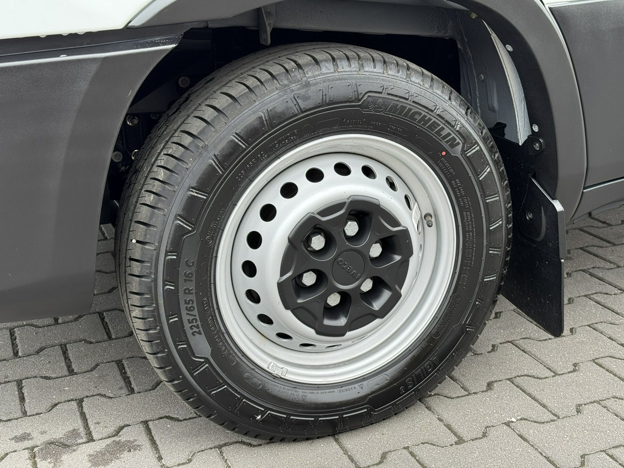 Iveco Daily 35S16 V - Xe van đông lạnh: hình 4 Iveco Daily 35S16 V - Xe van đông lạnh: hình 4