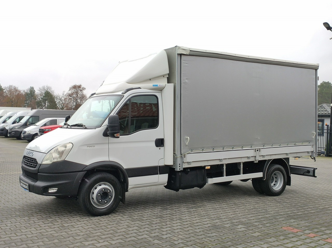 Iveco Daily 70C18 V H - Xe van thùng mui bạt: hình 2 Iveco Daily 70C18 V H - Xe van thùng mui bạt: hình 2