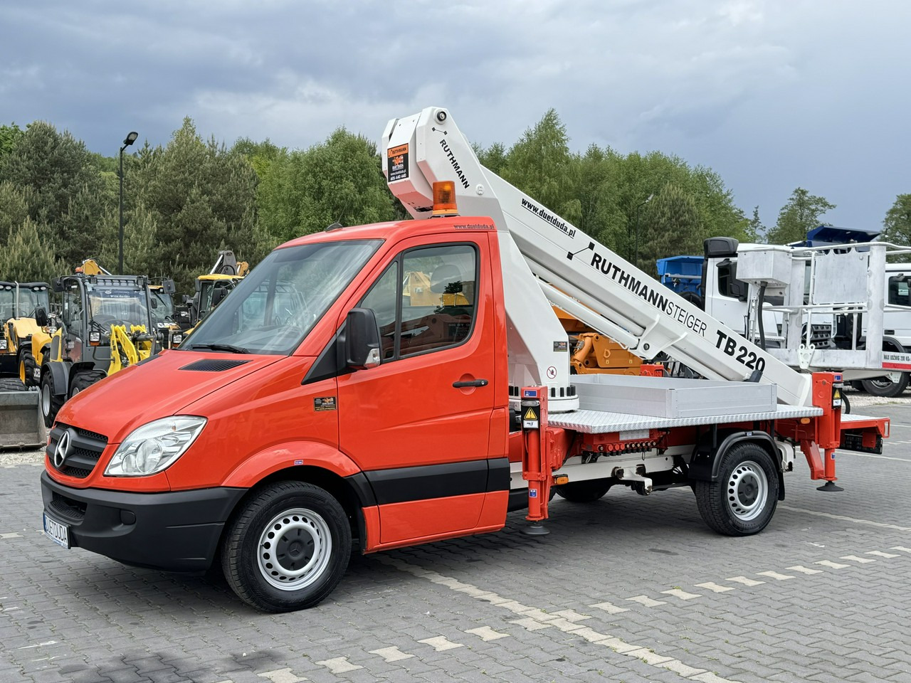 Mercedes Sprinter - Nền bục trên không gắn trên xe tải: hình 3 Mercedes Sprinter - Nền bục trên không gắn trên xe tải: hình 3