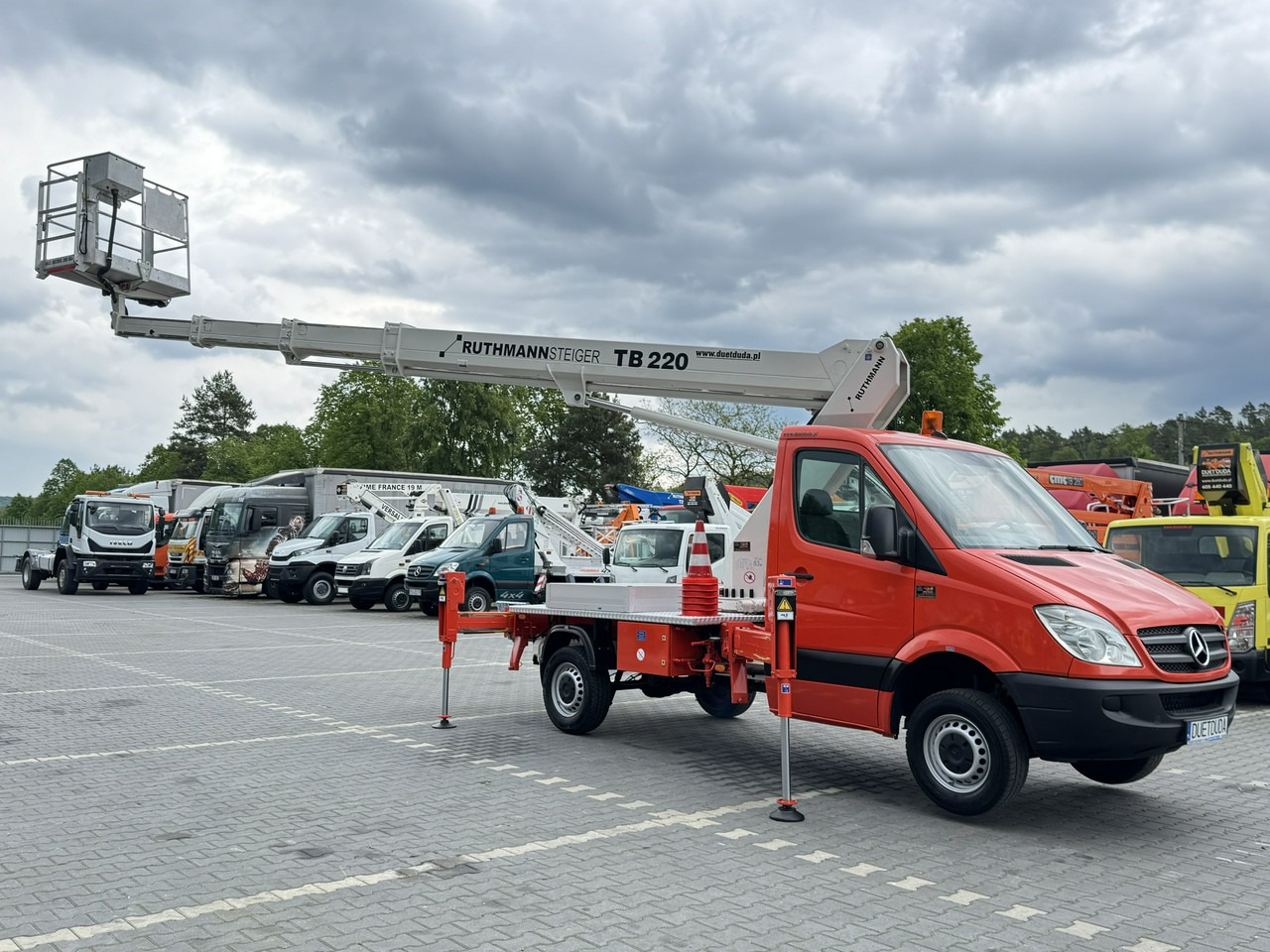 Mercedes Sprinter - Nền bục trên không gắn trên xe tải: hình 1 Mercedes Sprinter - Nền bục trên không gắn trên xe tải: hình 1