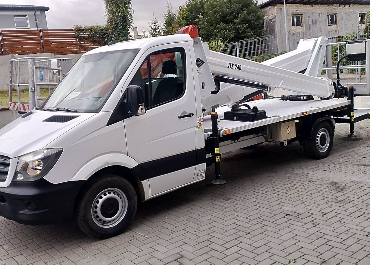 Mercedes Sprinter Zwyżka Podnośnik Koszowy VERSALIFT VTX-240 UDT - Nền bục trên không gắn trên xe tải: hình 1 Mercedes Sprinter Zwyżka Podnośnik Koszowy VERSALIFT VTX-240 UDT - Nền bục trên không gắn trên xe tải: hình 1
