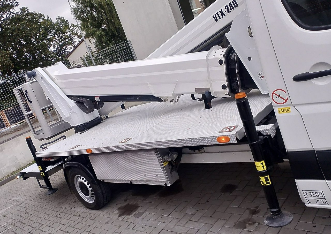 Mercedes Sprinter Zwyżka Podnośnik Koszowy VERSALIFT VTX-240 UDT - Nền bục trên không gắn trên xe tải: hình 4 Mercedes Sprinter Zwyżka Podnośnik Koszowy VERSALIFT VTX-240 UDT - Nền bục trên không gắn trên xe tải: hình 4