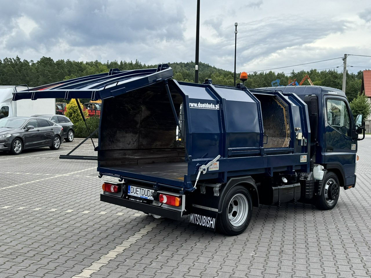 Mitsubishi Canter - Xe tải chở rác: hình 3 Mitsubishi Canter - Xe tải chở rác: hình 3