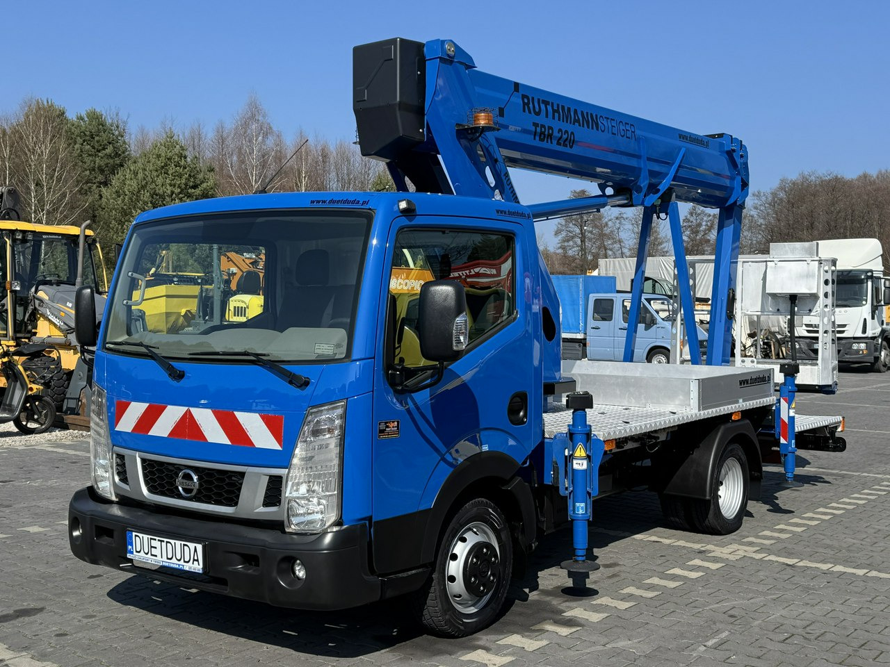 Nissan Cabstar - Nền bục trên không gắn trên xe tải: hình 5 Nissan Cabstar - Nền bục trên không gắn trên xe tải: hình 5