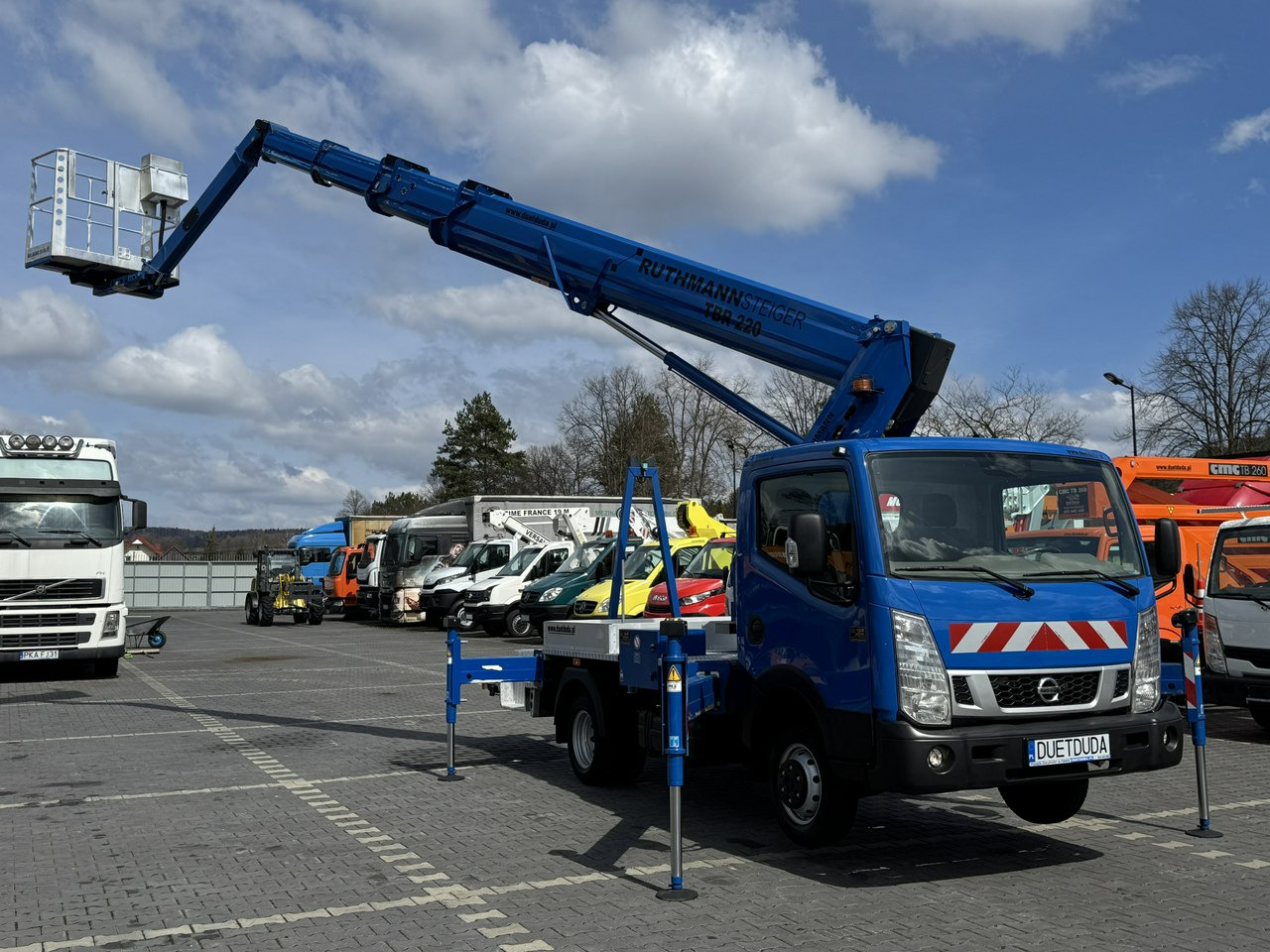 Nissan Cabstar - Nền bục trên không gắn trên xe tải: hình 4 Nissan Cabstar - Nền bục trên không gắn trên xe tải: hình 4