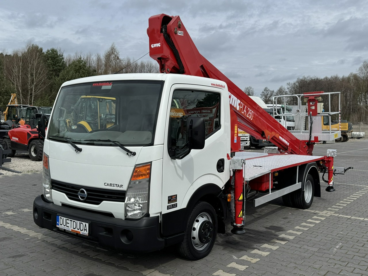 Nissan Cabstar - Nền bục trên không gắn trên xe tải: hình 4 Nissan Cabstar - Nền bục trên không gắn trên xe tải: hình 4