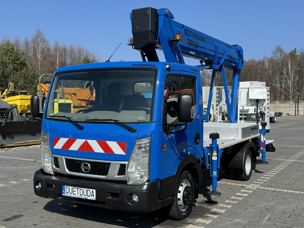 Nissan Cabstar - Nền bục trên không gắn trên xe tải: hình 3 Nissan Cabstar - Nền bục trên không gắn trên xe tải: hình 3