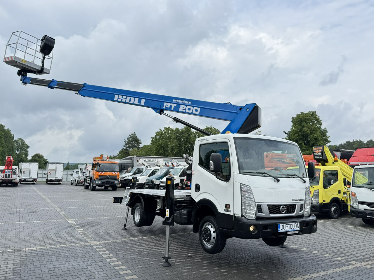 Nissan Cabstar - Nền bục trên không gắn trên xe tải: hình 5 Nissan Cabstar - Nền bục trên không gắn trên xe tải: hình 5