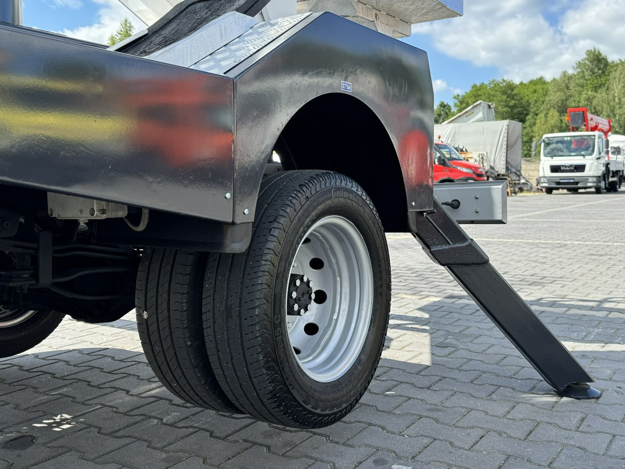 Nissan Cabstar - Nền bục trên không gắn trên xe tải: hình 5 Nissan Cabstar - Nền bục trên không gắn trên xe tải: hình 5