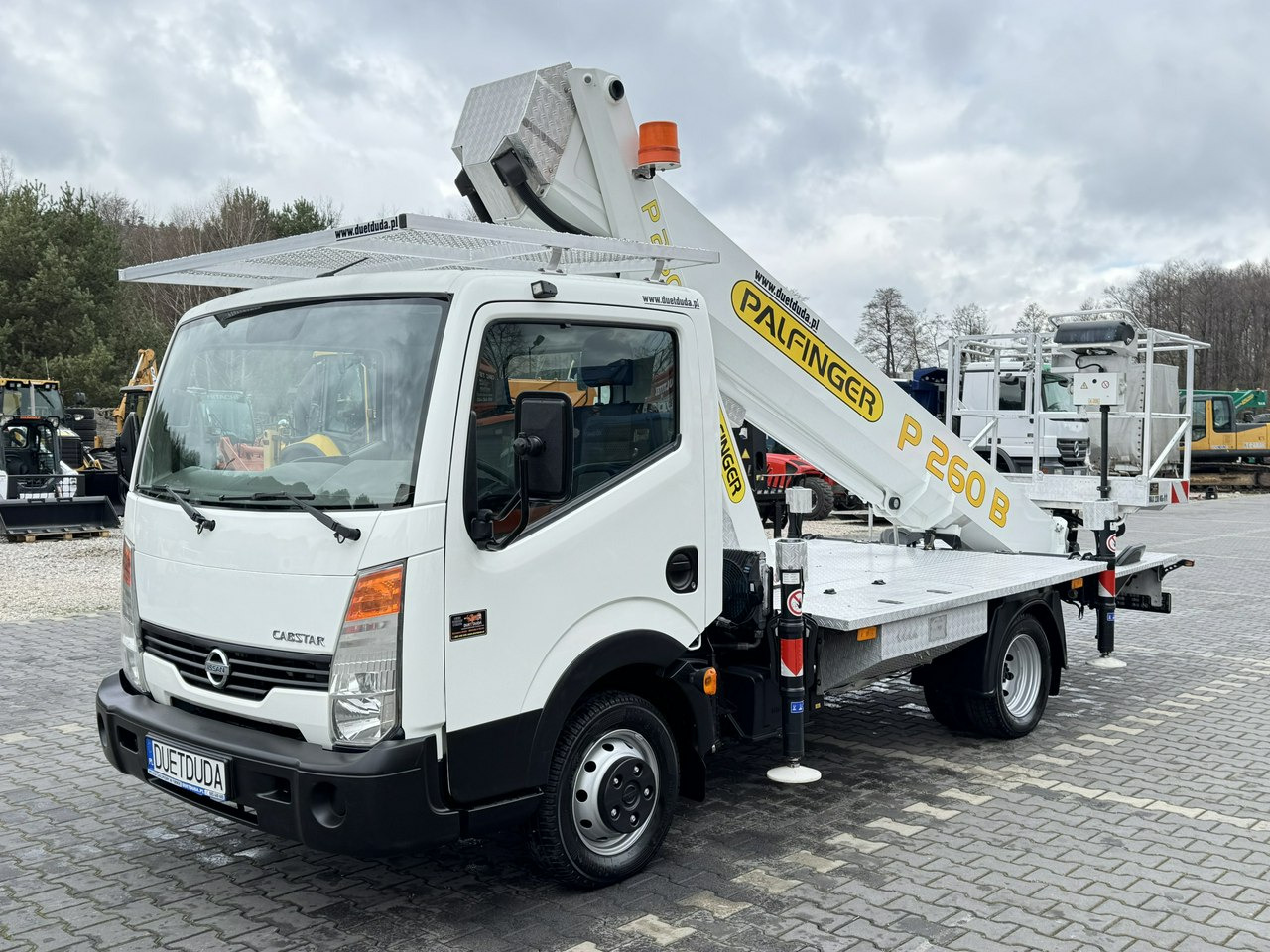 Nissan Cabstar - Nền bục trên không gắn trên xe tải: hình 4 Nissan Cabstar - Nền bục trên không gắn trên xe tải: hình 4