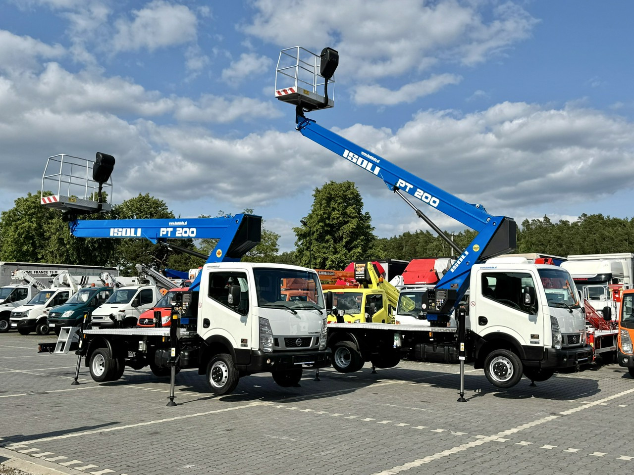 Nissan Cabstar - Nền bục trên không gắn trên xe tải: hình 1 Nissan Cabstar - Nền bục trên không gắn trên xe tải: hình 1