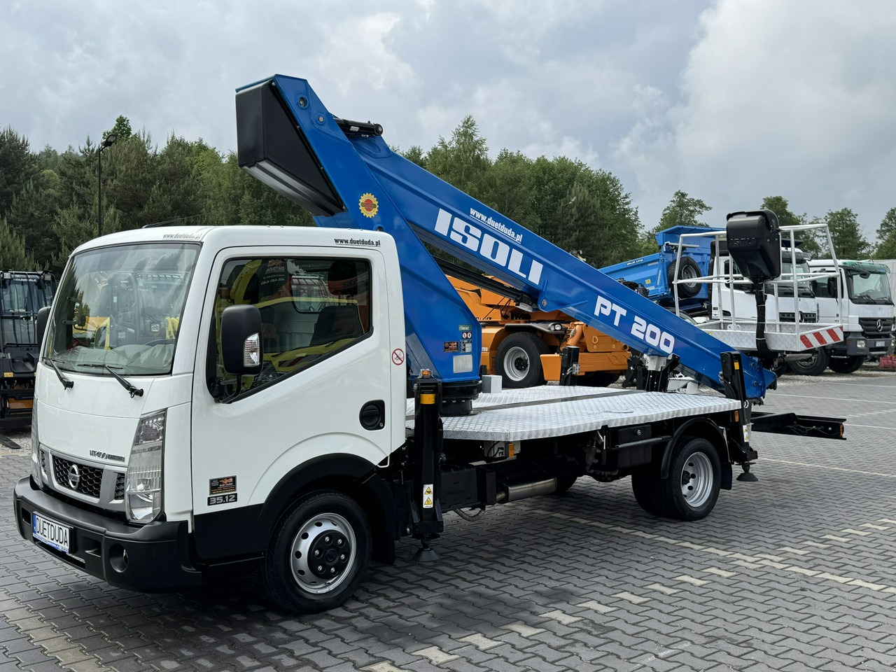 Nissan Cabstar - Nền bục trên không gắn trên xe tải: hình 3 Nissan Cabstar - Nền bục trên không gắn trên xe tải: hình 3