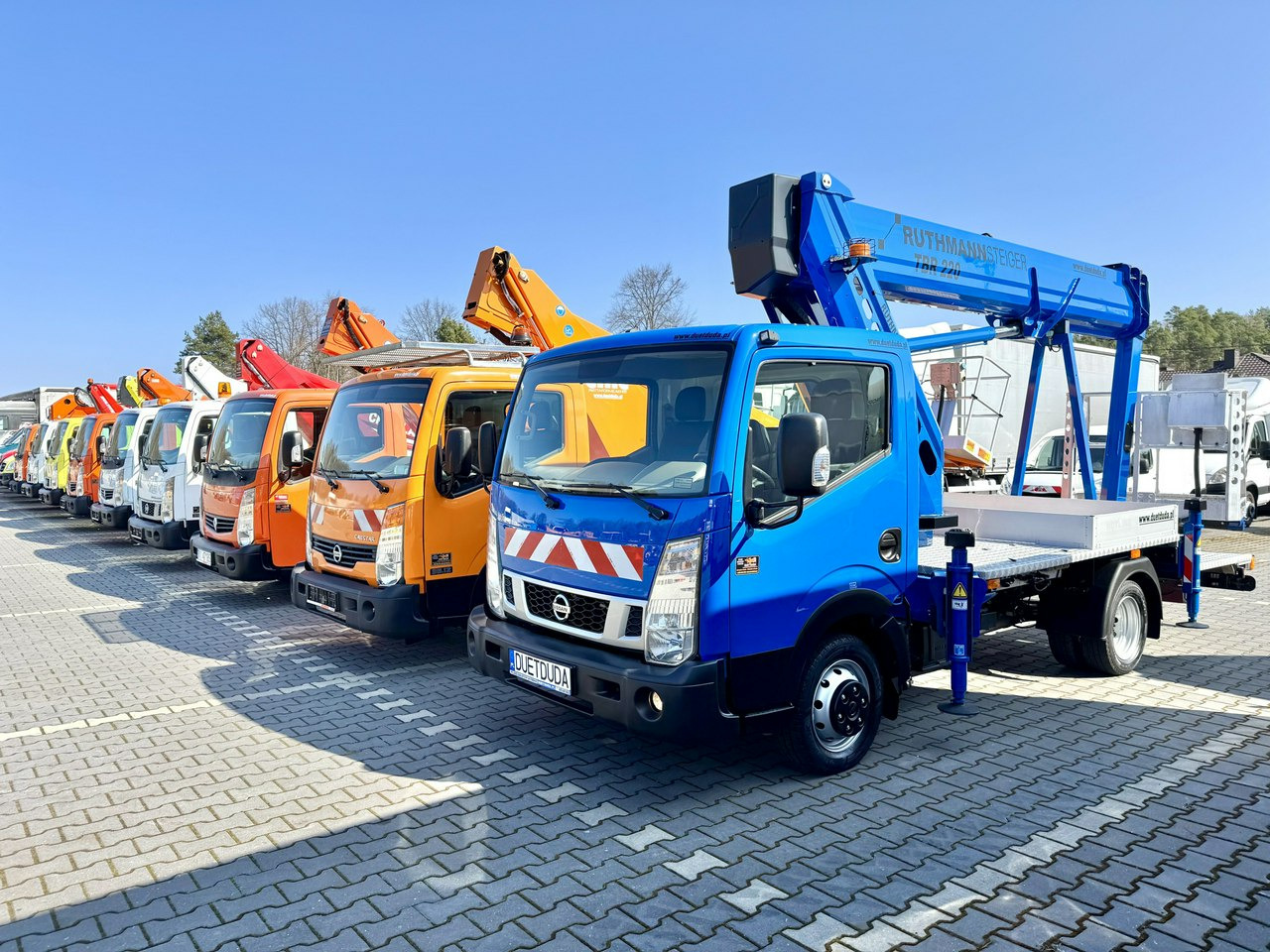 Nissan Cabstar - Nền bục trên không gắn trên xe tải: hình 1 Nissan Cabstar - Nền bục trên không gắn trên xe tải: hình 1