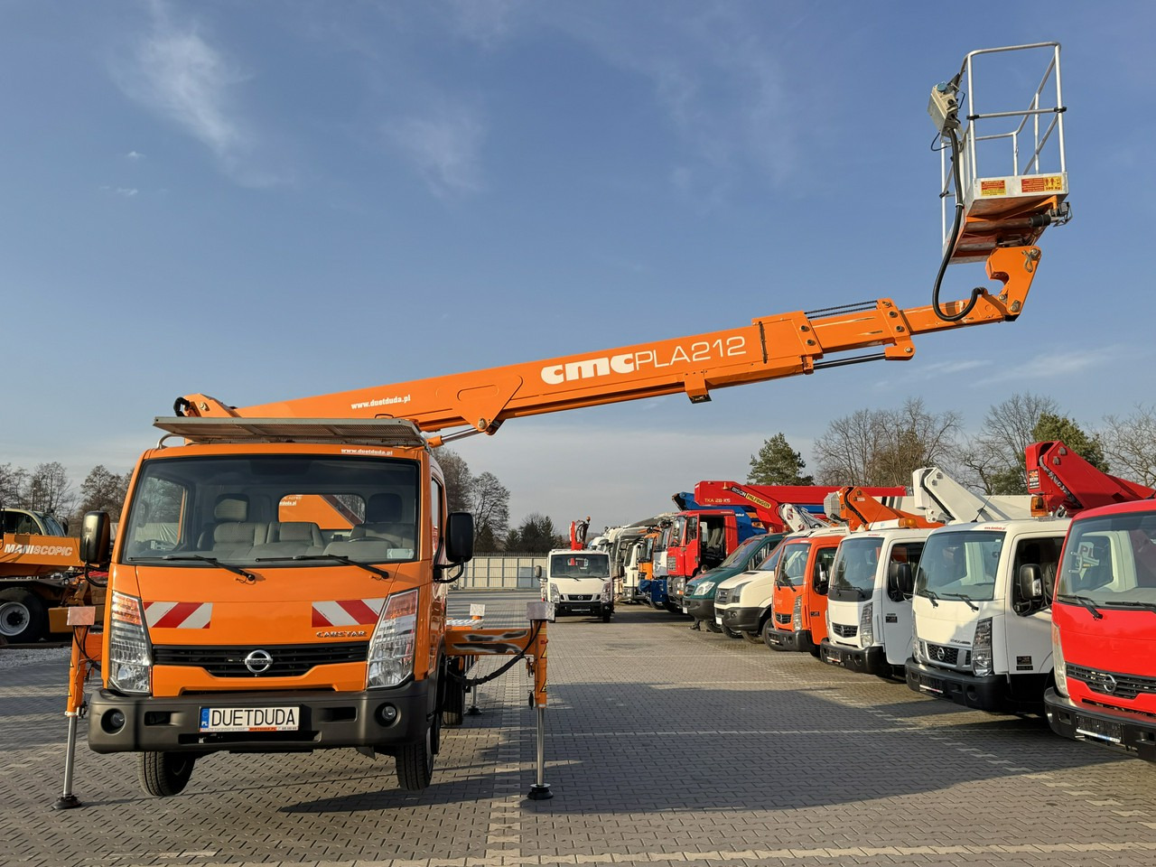 Nissan Cabstar - Nền bục trên không gắn trên xe tải: hình 4 Nissan Cabstar - Nền bục trên không gắn trên xe tải: hình 4