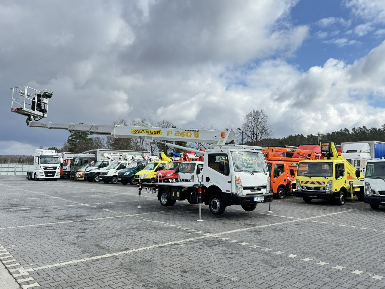 Nissan Cabstar - Nền bục trên không gắn trên xe tải: hình 5 Nissan Cabstar - Nền bục trên không gắn trên xe tải: hình 5