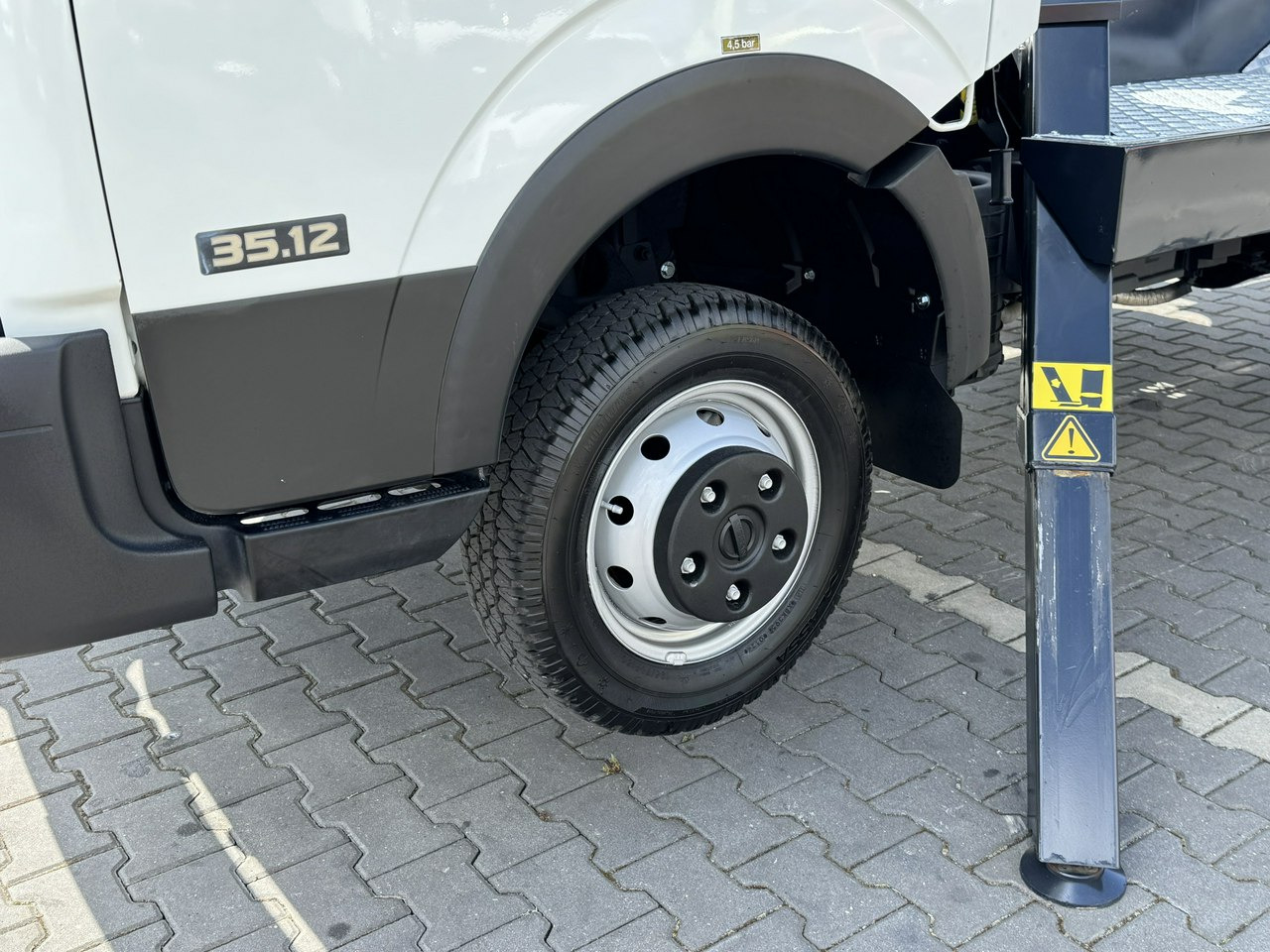 Nissan Cabstar - Nền bục trên không gắn trên xe tải: hình 4 Nissan Cabstar - Nền bục trên không gắn trên xe tải: hình 4