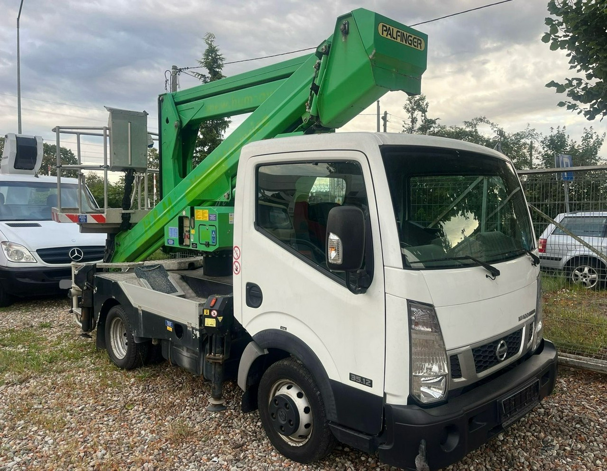 Nissan Cabstar Zwyżka Podmośnik Koszowy PALFINGER P240 AXE UDT - Nền bục trên không gắn trên xe tải: hình 1 Nissan Cabstar Zwyżka Podmośnik Koszowy PALFINGER P240 AXE UDT - Nền bục trên không gắn trên xe tải: hình 1