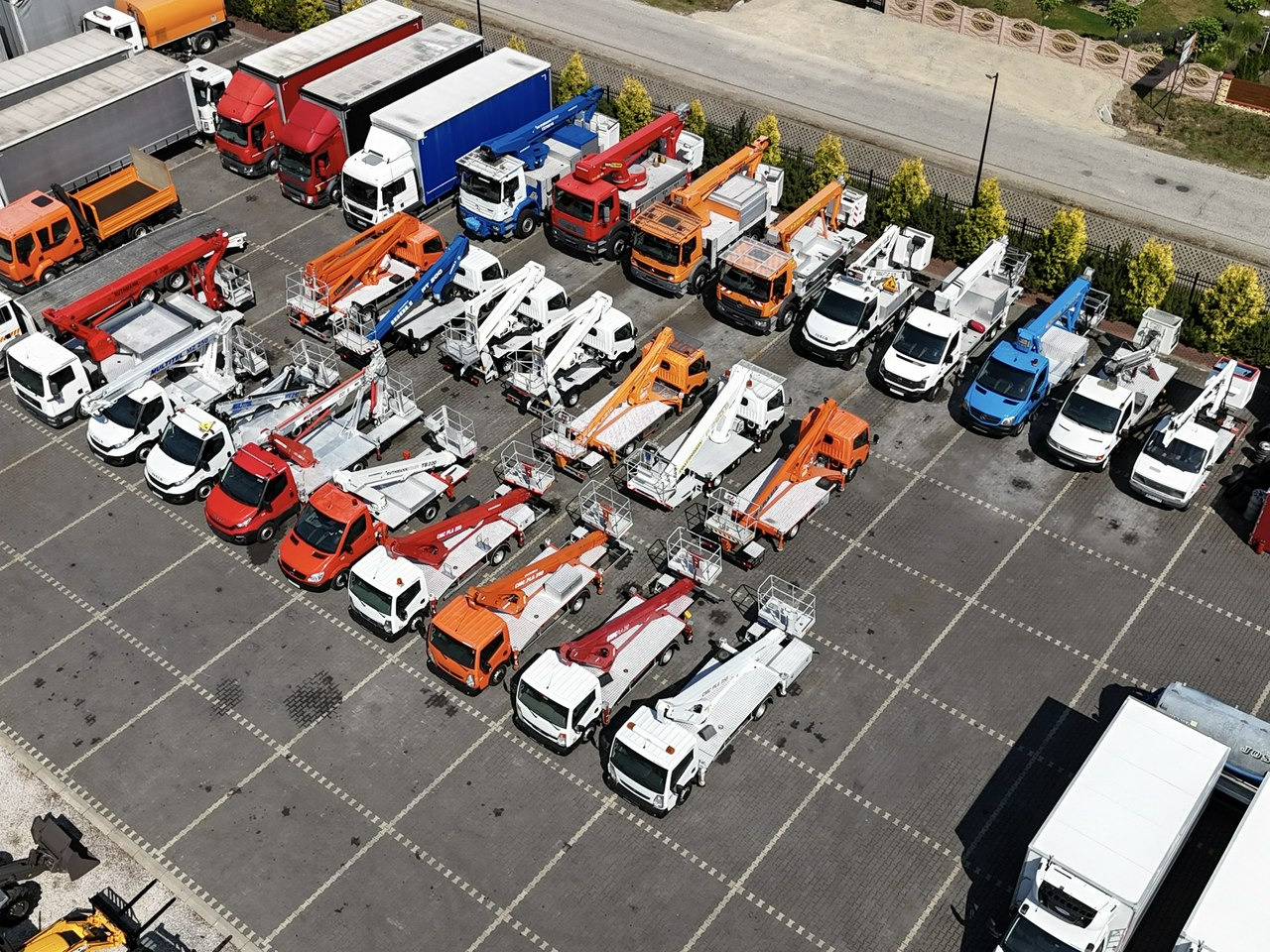 Nissan Zwyżka Podnośnik Koszowy 4X4 CABSTAR MAXITY SPRINTER - Nền bục trên không gắn trên xe tải: hình 3 Nissan Zwyżka Podnośnik Koszowy 4X4 CABSTAR MAXITY SPRINTER - Nền bục trên không gắn trên xe tải: hình 3