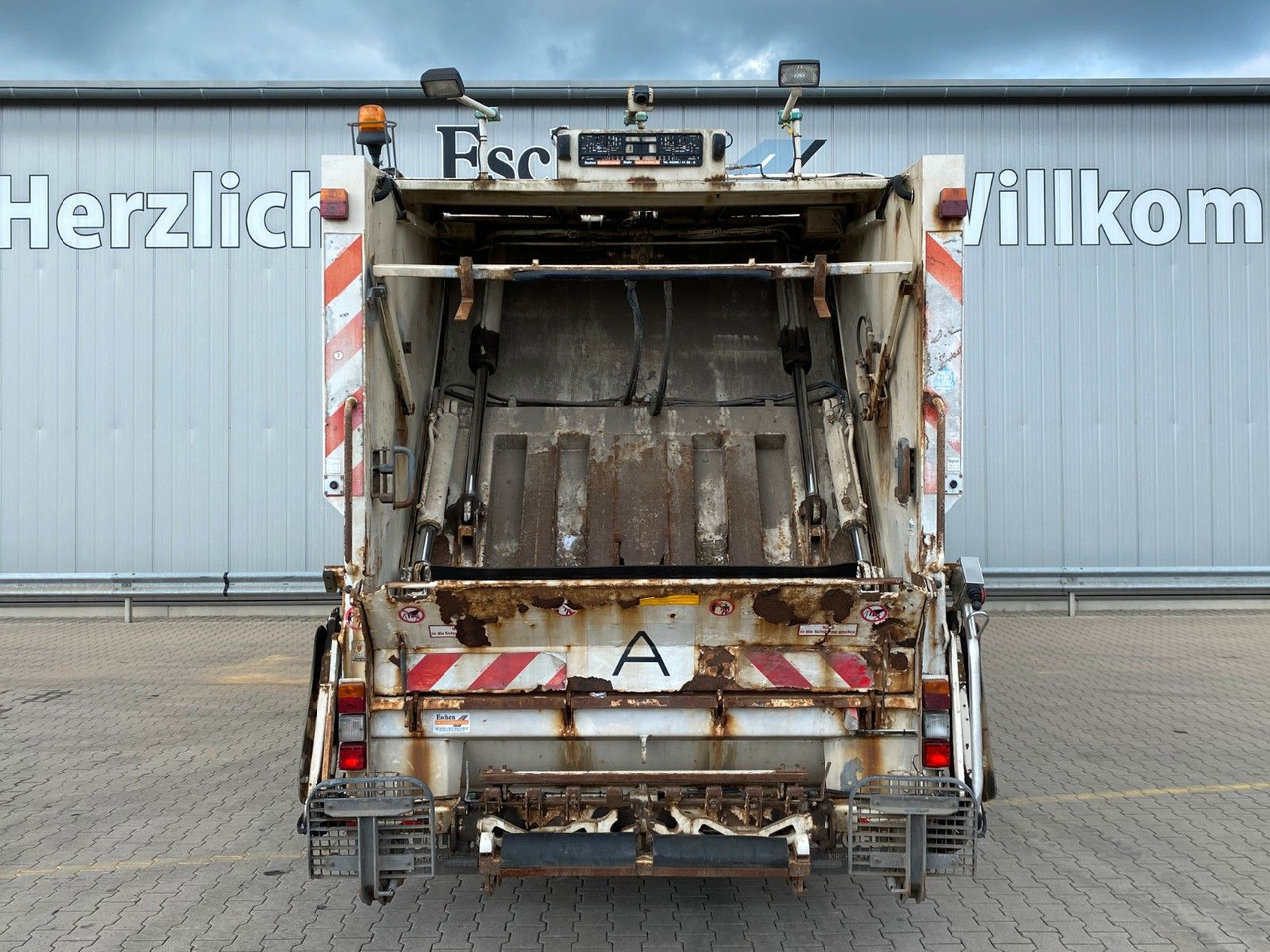 MAN TGS 26.320 6x2-4 | Zöller Medium X2EC24*3x Sitze - Xe tải chở rác: hình 4 MAN TGS 26.320 6x2-4 | Zöller Medium X2EC24*3x Sitze - Xe tải chở rác: hình 4