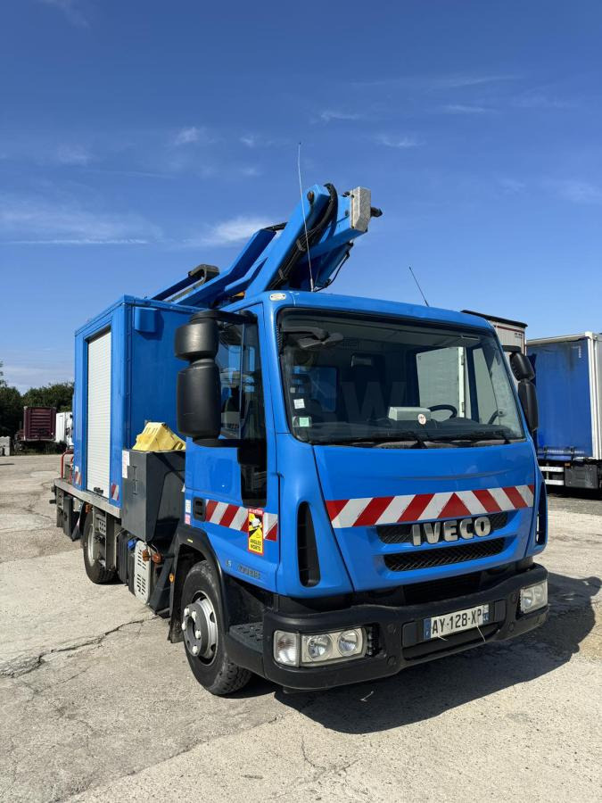 Iveco Eurocargo 100E18 - Nền bục trên không gắn trên xe tải: hình 1 Iveco Eurocargo 100E18 - Nền bục trên không gắn trên xe tải: hình 1