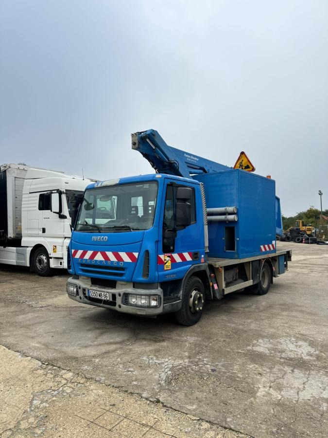 Iveco Eurocargo 100E19 - Nền bục trên không gắn trên xe tải: hình 1 Iveco Eurocargo 100E19 - Nền bục trên không gắn trên xe tải: hình 1