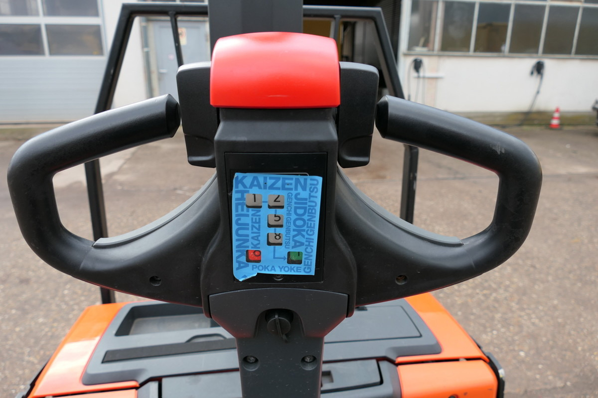 TOYOTA SWE 080L - Xe tải nâng pallet: hình 5 TOYOTA SWE 080L - Xe tải nâng pallet: hình 5