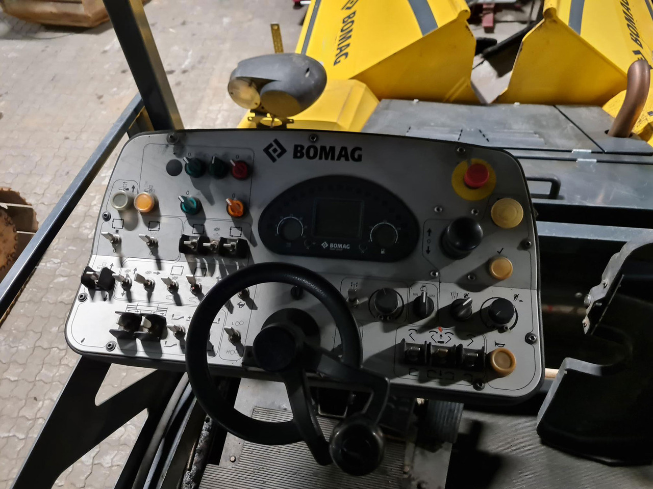 Bomag BF 300 P-2 - Máy lát nhựa đường: hình 5 Bomag BF 300 P-2 - Máy lát nhựa đường: hình 5