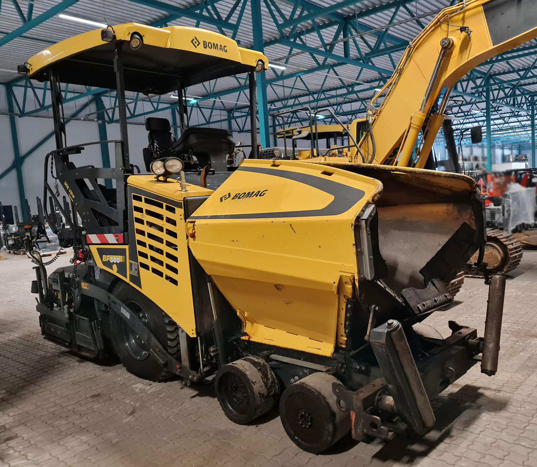 Bomag BF 300 P-2 - Máy lát nhựa đường: hình 3 Bomag BF 300 P-2 - Máy lát nhựa đường: hình 3